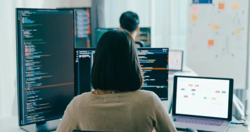 Une femme travaillant sur un logiciel